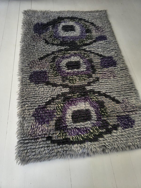 Grey Finnish rya rug with geometric abstract pattern and thick pile