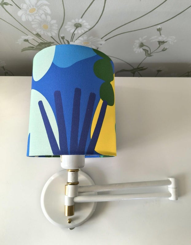 Lamp base shown for reference only. Lamp base not included.